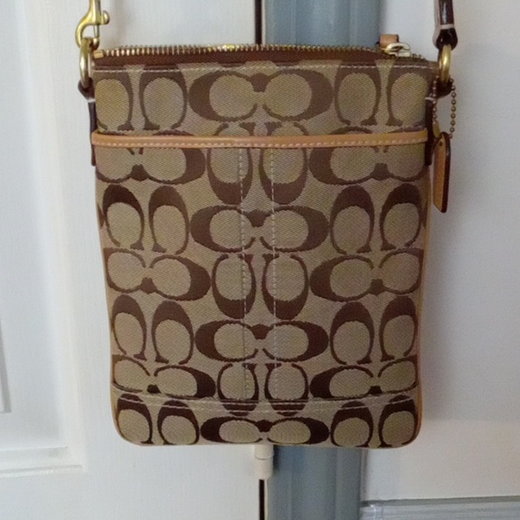 Coach Handbags - Coach signature crossbody 🤩
